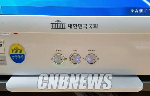 내장된 2대의 PC ‘업무망’과 ‘인터넷망’을 오갈 수 있는 버튼이 배치돼 있다. (사진=정의식 기자)