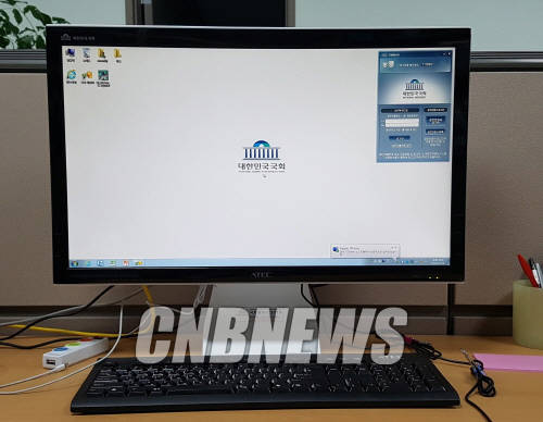20대 국회 개원을 맞아 새로 교체된 신형 국회 PC. (사진=정의식 기자)