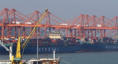 현대상선의 용선료 협상이 진전됐다는 소식에 법정관리 위기를 벗어날 것이란 기대감이 들고 있다. 사진은 부산신항 내 현대상선 부두 모습. (사진=연합뉴스)