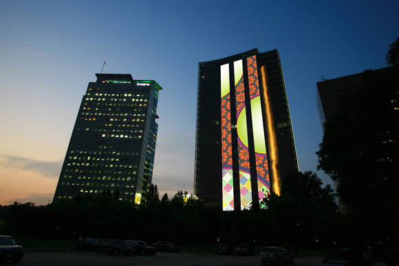 금호아시아나 본관 ‘LED갤러리’의 ‘문살 단청’ 상영 장면. (사진제공=금호아시아나그룹)