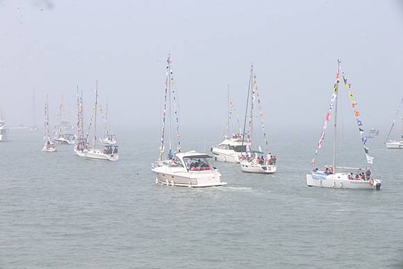 화성시 전곡항에서 펼쳐지는 2016 화성 뱃놀이 축제를 찾은 관광객들이 영화에서 나 볼 법한 요트에 몸을 싣고 바다 바람을 가르며 승선체험을 즐기고 있다.