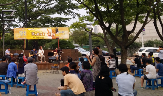 일산동구청 앞 '꿈드림 상설무대'에서 공연하는 모습(사진= 일산동구청)