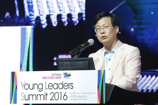 최성 고양시장이 킨텍스에서 개최된 '2016세계청년지도자회의'에서 평화와 인권회복을 위한 국제로타리2016고양선언 네가지를 발표하고 있다.(사진= 고양시)