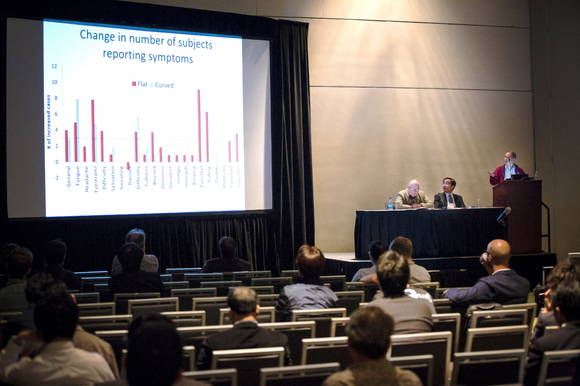 SID에서 강루오 교수가 연구 결과를 발표하고 있다. (사진제공=삼성전자)