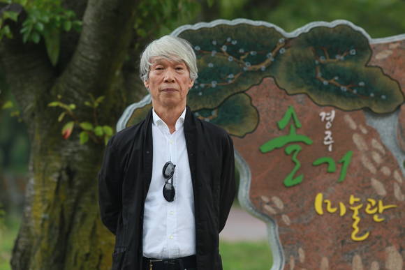 경주 엑스포내 솔거미술관 앞에 서 있는 소산 박대성 화백(사진제공=경주시)