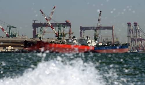 매출액 1조원 기준 9개 조선업채의 지난해 부채총액이 100조원을 넘는 것으로 나타났다. 사진은 울산 앞바다에 위치한 현대중공업 크레인. (사진=연합뉴스)