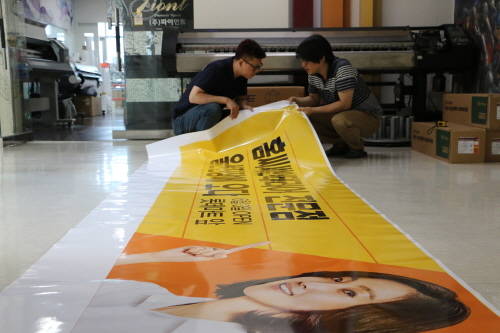 KCC는 인쇄성과 내후성이 뛰어난 옥외광고용 '그래픽 필름'을 출시했다. (사진=KCC)