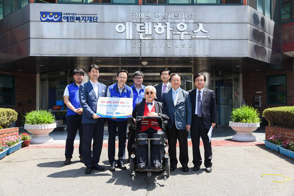 30일 중증장애인 일자리창출 사회적 기업 ‘에덴복지재단’에서 이정원 효성 상무(왼쪽 세 번째), 장덕환 에덴복지재단 이사장(가운데), 김학수 행복공장만들기 운동본부 총재(오른쪽 두 번째)가 참석한 가운데 컴브릿지 사업과 시설개선사업 자금 지원 전달식이 진행됐다. (사진제공=효성)