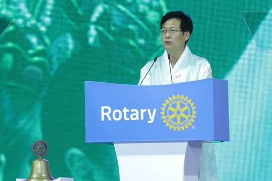 최성 고양시장이 킨텍스 제1전시관 1~4홀에서 열린 2016국제로타리세계대회 2차 본회의에서 '평화인권 고양선언' 4가지를 발표하고 있다.(사진= 고양시)