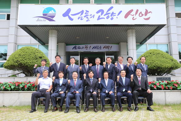 지난 31일 전국 최초로 개정된 '섬소리 법정'이 개정된 신안군 비금면에서 신안군수와 조정위원들의 위촉식후 기념촬영을 했다.