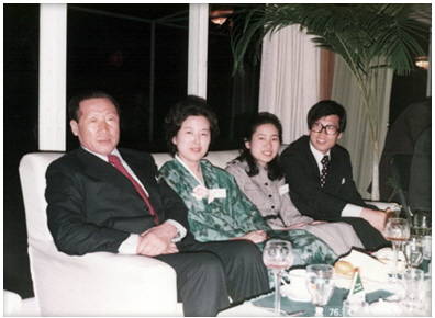 현정은 회장의 현대상선을 살리기 위한 적극적 행보가 주목 받고 있다. 1976년 울산 영빈관에서 결혼 3개월 전 찍은 사진. (왼쪽부터) 정주영 회장, 김문희 여사, 현정은 회장, 정몽헌 회장. (사진=현대그룹 홈페이지)