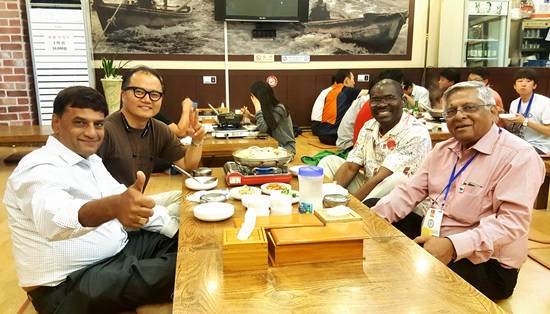 2016국제로타리세계대회에 참가한 로타리안들과 고양시 푸른도시사업소 녹지과 공무원들의 만찬(사진= 김진부 기자)