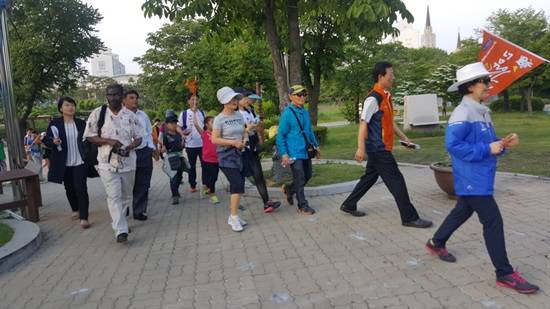 최봉순 부시장, 홍경의 소장 등이 앞장서 호수누리길나이트워크 행사를 진행하고 있다.(사진= 김진부 기자)