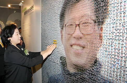 고 정몽헌 회장 10주기 사진전에서의 현정은 회장. (사진=연합뉴스)