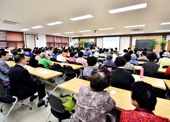 유영록 김포시장이 2일간 대한노인회 김포시지회 부설 노인대학에서 통일관련 특강을 진행하고 있다.(사진= 김포시)