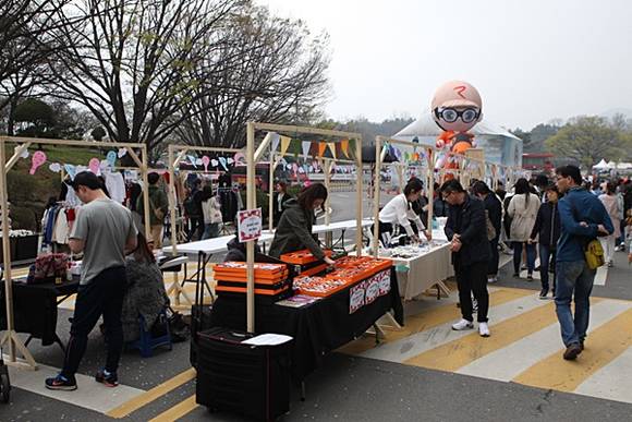 야간축제 당시 플리마켓(사진=한국마사회)