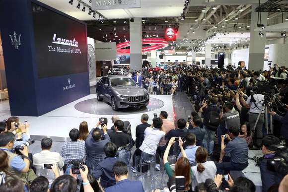 ‘2016 부산국제모터쇼’가 2일 부산 해운대구 벡스코에서 언론공개행사를 시작으로 화려한 막을 올렸다. 마세라티가 브랜드 최초의 SUV 모델이며 올해 4분기 국내 출시 예정인 ‘르반떼’를 선보이고 있다. (사진=연합뉴스)