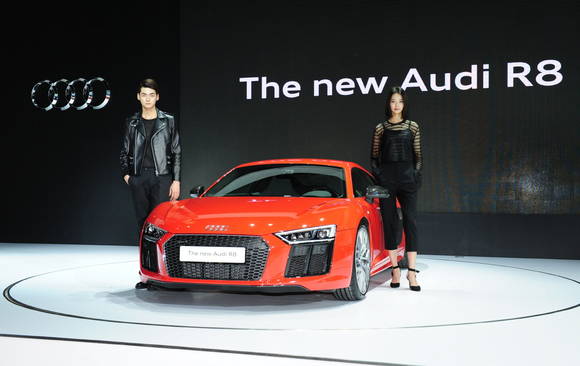 뉴 아우디 R8 V10 플러스에서 포즈를 취하고 있는 모델. (사진제공=아우디코리아)