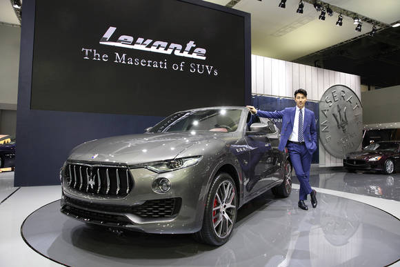 마세라티 홍보대사 배우 차승원이 2일 부산 벡스코에서 개최된 ‘2016 부산국제모터쇼’에서 마세라티 최초의 SUV ‘르반떼(Levante)’를 소개하고 있다. (사진제공=FMK)