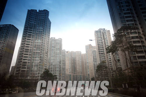 잠실, 개포 등 재건축 아파트 중심으로 전셋값이 하락하고 있다. 사진은 잠실의 아파트 전경. (사진=CNB포토뱅크)