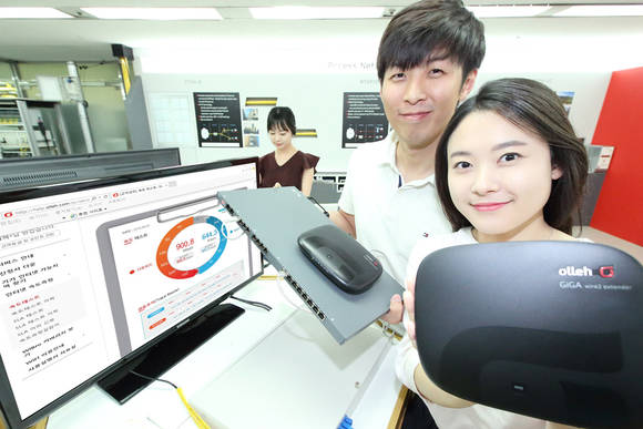 KT 우면동 융합기술원에서 연구원들이 2pairs LAN선 환경에서 1Gbps 인터넷 속도를 시연하고 있다. (사진제공=KT)