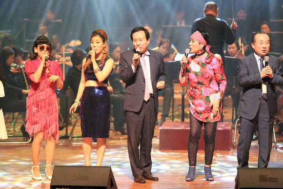 이난영의 딸 김시스터의 김숙자 리더가 박홍률 시장과 함께 토크콘서트에서 열창했다.