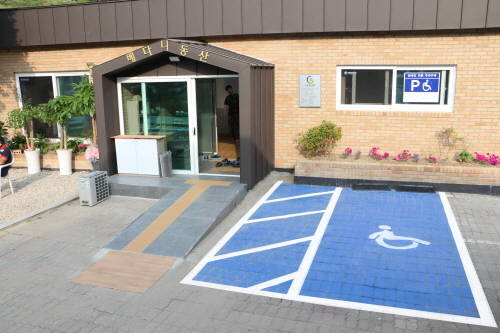 경기도 곤지암에 위치한 장애우 복지시설 베다니동산 그린리모델링에 KCC가 PVC바닥재, 페인트, 석고보드 등을 무상지원했다.(사진=KCC)