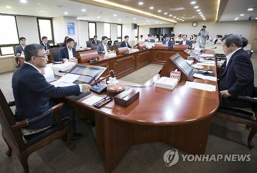 최성준 방송통신위원장이 10일 오전 정부과천청사에서 열린 제32차 방송통신위원회 전체회의를 주재하고 있다. (사진=연합뉴스)