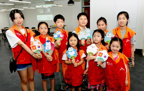 SK건설 임직원 가족이 직접 만든 부채를 들고 기념촬영을 하고 있다.(사진=SK건설)