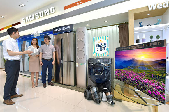 삼성전자 모델들이 14일 논현동 삼성 디지털프라자 강남본점에서 6월 한 달 동안 진행되는 ‘2016년 상반기 결산 히트상품 기획전’을 소개하고 있다. (사진제공=삼성전자)
