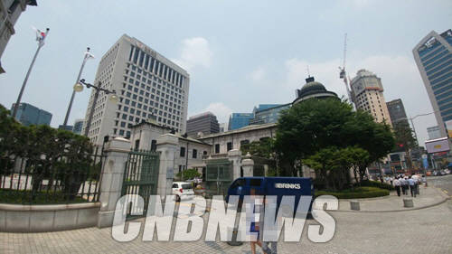 한국은행이 내년 6월 태평로 삼성 본관 빌딩으로 임시 이전하면서 지하금고에 보관돼 있는 수조원의 현금을 어떻게 운반할 지 관심을 끌고 있다. 14일 한국은행 주차장 앞 모습. (사진=손강훈 기자)