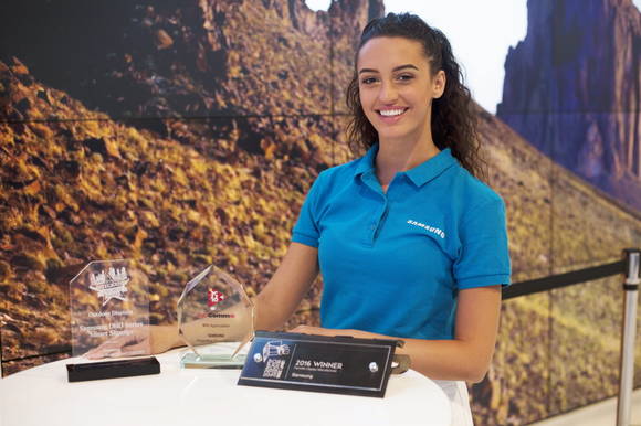 삼성전자 모델이 초슬림 베젤 비디오월(UH55F-E) 앞에 서서 인포콤 어워드 트로피를 들고 있다. (사진제공=삼성전자)