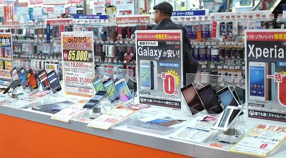 일본의 한 휴대폰 판매점 전경. ‘0엔폰’과 ‘캐시백’ 지급을 광고하고 있다. (사진=재팬가이드닷컴)