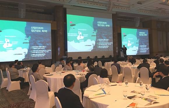 경산시(시장 최영조)는 경상북도와 공동으로 15일 서울 서초구 소재 JW메리어트 호텔에서 수도권 기업 대표자와 투자의향자 등 350여명이 참석한 가운데 수도권기업 지방투자 설명회를 개최하는 광경이다.(사진제공=경산시)
