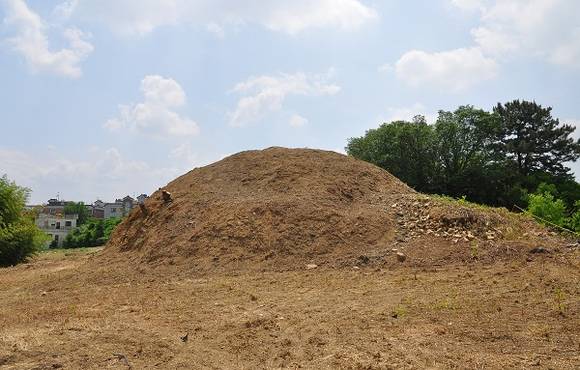경산시(시장 최영조)는 압량면 부적리 고분군이 문화재청의 올해 긴급발굴조사 공모사업에 선정되어 정밀발굴조사에 착수했고, 수목을 모두 제거한 후 드러난 고분군.(사진제공=경산시)