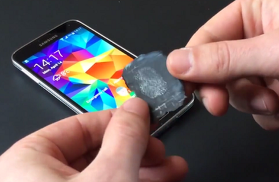 갤럭시 S5의 지문인식 센서를 복제 지문으로 무력화하는 모습. (사진=BBC)