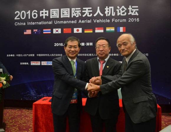 18일 중국 ‘심천 국제무인기 엑스포’에서 한·중·일 3국을 대표하는 드론 협회 대표자가 모여 ‘한·중·일 무인기(드론) 산업 진흥 및 교류 협력 양해각서’를 체결했다. (왼쪽부터) 이효구 한국드론산업진흥협회장, 양금재 중국무인기산업연맹회장, 야스히로 일본UAS산업진흥협의회 부이사장. (사진제공=한국드론산업진흥협회)