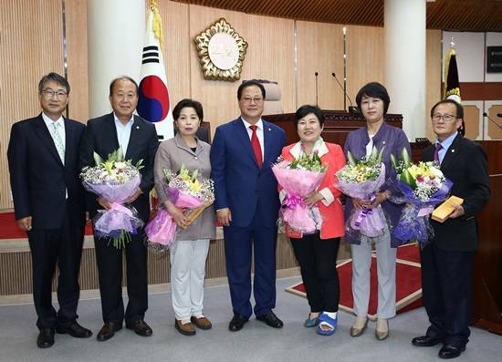 고양시의회 전반기 우수의원 공로패 수상자들(사진= 고양시의회)