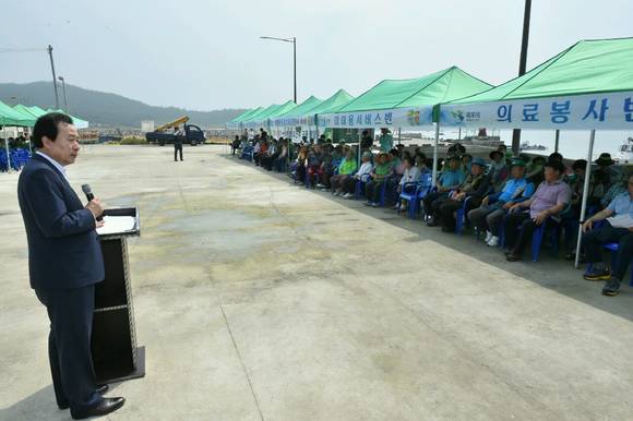 박홍률 시장이 유달동 율도 이동시청에서 주민의 건의사항을 청취하고 있다.