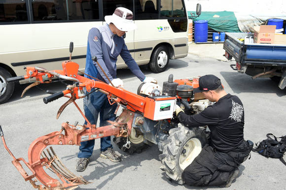 목포시 유달동 율도 이동시청에 참여한 아세아농기계에서 마을 주민의 농기계를 수리 하고 있다.