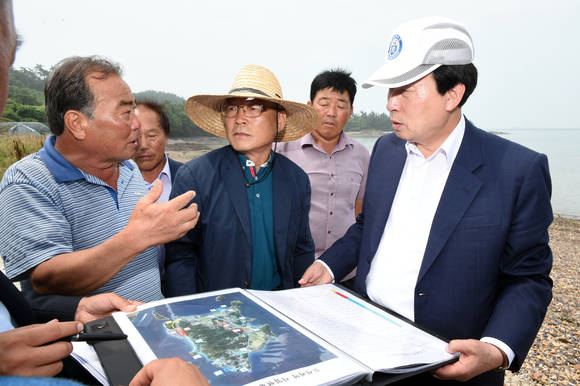 박홍률 시장이 율도 오선일 통장으로부터 해수욕장 활성화 및 고기도 잡는 체험장 설치의 필요성에 대해 설명을 듣고 있다.