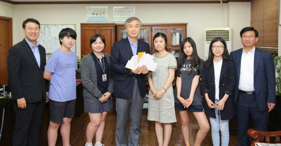 21일 이삼선 한전산업개발 사장(왼쪽에서 네번째)은 북한 이탈주민들로부터 감사패를 전달받았다. (사진=한전산업개발)