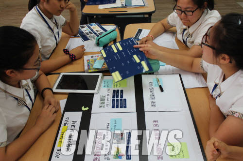 스티커와 포스트잇 등 현대차가 제공한 교구재를 활용해 자신들만의 ‘미래 자동차’를 기획·디자인해보는 경천중학교 학생들. (사진=정의식 기자)