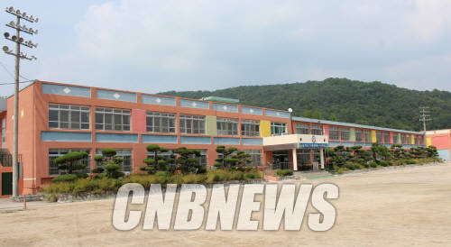 충남 공주시 계룡면에 위치한 경천중학교 전경. 전교생은 40명으로, 학년별 1개반씩 3개반으로 구성됐다. (사진=정의식 기자)