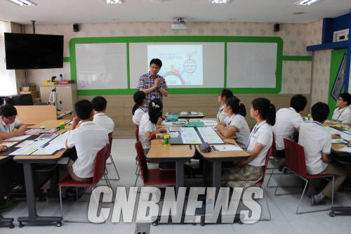 김평수 교사가 ‘미래 자동차 기획’ 6차 수업을 진행 중이다. 15명의 학생은 3개조로 나뉘어 배치됐다. (사진=정의식 기자)