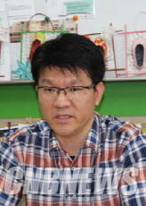 ‘미래 자동차 학교’ 수업을 담당한 경천중학교 진로진학부장 김평수 교사. (사진=정의식 기자)