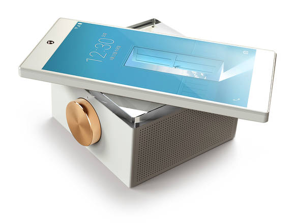 무선 충전을 지원하는 스마트 스피커 ‘STONE’과 팬택의 컴백작 ‘스카이 IM-100’. (사진제공=팬택)