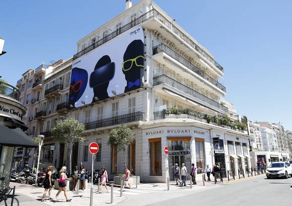 ‘칸 라이언즈’가 개최되는 프랑스 칸 시내에 자리잡은 ‘기어 VR’ 옥외 광고. (사진제공=삼성전자)