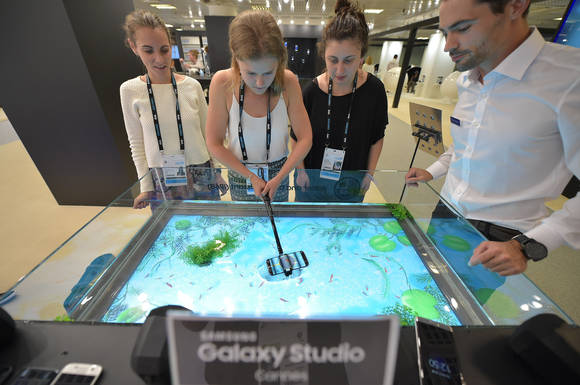 갤럭시 스튜디오 관람객들이 ‘갤럭시 S7’의 방수 방진 기능을 활용해 물고기 잡기 체험을 하고 있다. (사진제공=삼성전자)