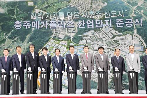 SK건설은 지난 22일 충북 충주메가폴리스 산업단지 조성을 끝마치고 준공식을 가졌다. 이충우 SK건설 Infra사업부문장(왼쪽 첫번째), 새누리당 이종배 의원(왼쪽 다섯번째)과 이시종 충북도지사(왼쪽 여섯번째), 조길형 충주시장(왼쪽 일곱번째)을 비롯한 참석자들이 준공식 기념촬영을 하고 있다. (사진=SK건설)